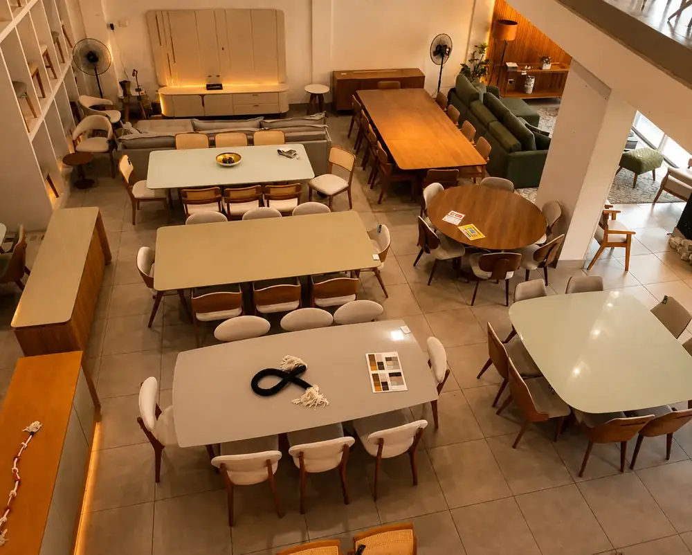 Composição de móveis e sala de jantar no showroom Attraktiva